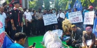 Bawa Keranda Jenazah, Aliansi Kediri Bersatu Desak Kadispendik Kota Kediri Dicopot, ini Alasannya