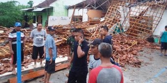 Angin Kencang Kembali Terjang Bojonegoro, Kantor Balai Desa Roboh