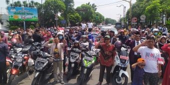 Detik-Detik Proklamasi, Ratusan Pengguna Jalan di Jombang Nyanyikan Indonesia Raya
