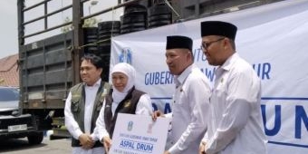 Gubernur Khofifah Serahkan Bantuan 300 Drum Aspal untuk Perbaikan Jalan Desa di Sampang