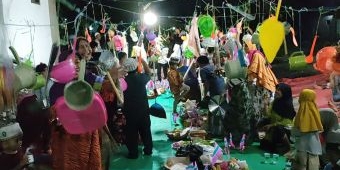 Peringati Maulid Nabi, Emak-Emak di Desa Kedungdalem Probolinggo Berebut Perabot Dapur