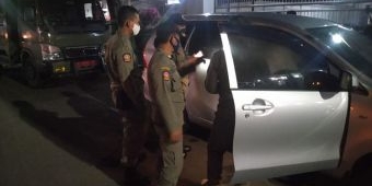 Satpol PP Gerebek Mobil Goyang di Masjid Agung Tuban, Temukan Alat Kontrasepsi dan Tisu Berserakan