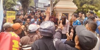 Tuding Selewengkan PADes, Ratusan Warga Demo Tuntut Kades Kepohagung Mundur