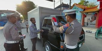 Sambut HUT RI ke-80, Satlantas Polres Tuban Bagikan Bendera dan Snack ke Pengendara