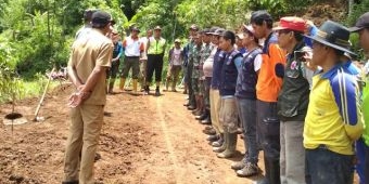 Personel Gabungan Gotong Royong Bersihkan Material Longsor di Jabung