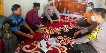 Datangi Rumah Duka Korban Kecelakaan Bus, Bhabinkamtibmas Polres Gresik Sampaikan Belasungkawa