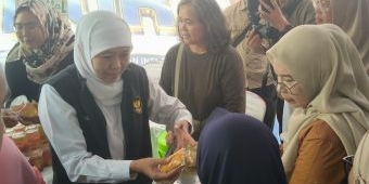 Pasar Murah di Kediri, Gubernur Jatim Bagikan Beras dan Daging Ayam ke Lansia dan Ibu Menyusui