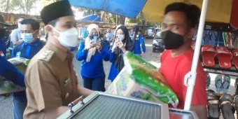 Gus Barra Bagikan Paket Sembako kepada PKL, Tukang Becak, dan Juru Parkir di GOR Mojosari