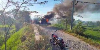 Mobil Pikap Terbakar di Gandusari Blitar, Satu Keluarga Selamat