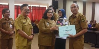 Pj Wali Kota Kediri Serahkan SK Pensiun untuk 50 PNS