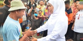 Tinjau Korban Badai di Bojonegoro, Khofifah Serahkan Sejumlah Bantuan