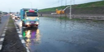 Jalan Raya Porong Sepanjang Tanggul Lapindo Kembali Tergenang