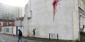 ​Valentine, Banksy Bikin Mural Romantis