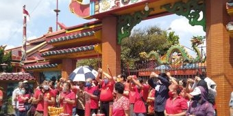 Buntut Penutupan Kelenteng Tuban, Umat Sembahyang di Trotoar