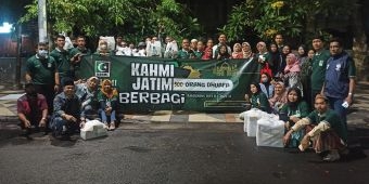 Peduli Dhuafa, KAHMI Jatim Bagikan 300 Paket Sembako di Jalanan Surabaya