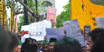 Bentuk Solidaritas, PMII dan HMI Bojonegoro Gelar Aksi Hingga Salat Ghaib di Polres