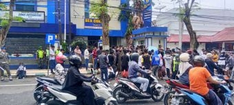 Puluhan Massa Geruduk Kantor Bea Cukai Madura di Pamekasan, Desak Tindak Tegas Rokok Ilegal