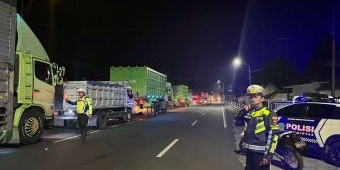 Jalan Raya Surabaya-Lumajang Rawan Macet Panjang, Polisi Lakukan Pengaturan Lalu Lintas