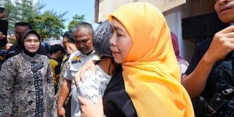 Temui Masyarakat di Depan Gedung Grahadi, Gubernur Khofifah Dengarkan Keluhan Sekaligus Bagi Sembako