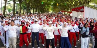 Peringatan HLUN 2025, Ketua TP-PKK Kabupaten Kediri Ajak Lansia Senam Bersama di SLG