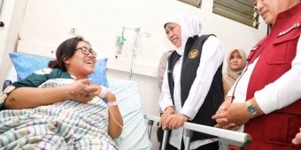 Bersama Bupati Malang, Gubernur Khofifah Jenguk Korban Terdampak Longsor di RSUD Kanjuruhan