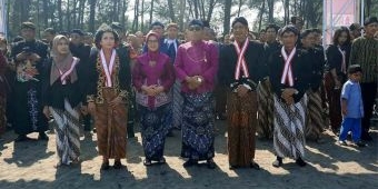 Bupati Blitar Hadiri Momen Sakral Larung Sesaji di Pantai Serang