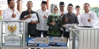 Bupati Serahkan Perlengkapan dan Modal Pelaku UMKM dari Baznas Blitar