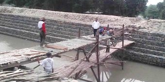Tak Ada Perhatian dari Pemerintah, Warga Gondangmanis Jombang Swadaya Bangun Jembatan Darurat