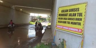 Warga Protes Jalan Rusak Dampak Proyek Tol Probowangi
