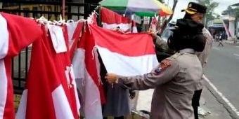 Polisi dan TNI Borong Bendera Merah Putih Pedagang Dadakan di Kota Blitar