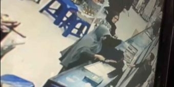 2 Emak-emak Curi Sarung Mewah di Pasuruan