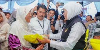 Gubernur Khofifah Gelar Pasar Murah di Pacet, Warga Antusias Borong Sembako