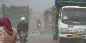 Awas, Debu Akibat Jalan Rusak Betoyo-Pecuk Manyar Gresik Bisa Sebabkan ISPA