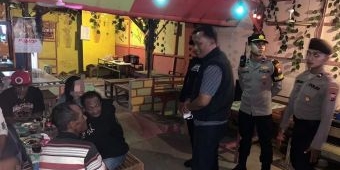 Polres Tulungagung Sita Ratusan Botol Miras Ilegal Hasil Razia Warkop Karaoke saat Ramadhan