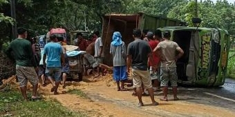 Kaget Didahului Motor, Dump Truk Bermuatan Pasir di Tuban Terguling