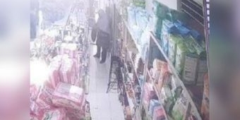 Ibu RT di Mojokerto Terekam CCTV Saat Mencuri di Toko Sembako