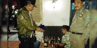 Tim Gabungan Sikat 153 Botol Miras di Toko Leo Borobudur Malang