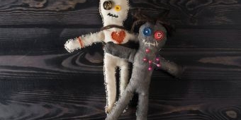 Bukan Cuma untuk Anak-anak, Tidur dengan Boneka Ternyata Punya Manfaat ini