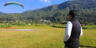 Ketika Pj Gubernur Jatim Rasakan Keseruan Paralayang di Kota Batu