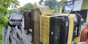 Kelebihan Muatan, Truk Angkut Besi Beton Terguling di Jalan Raya Made Surabaya