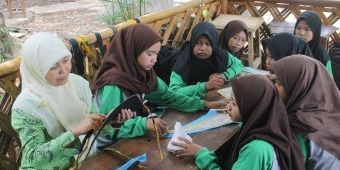 SMPN 1 Ngeluyu Adakan Kelas Kewirausahaan Bagi Siswanya, Digelar di Wisata Petung Ulung