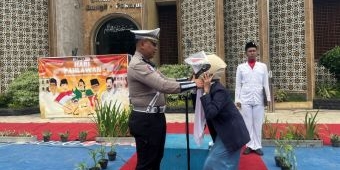 Program Helm On, Polres Pasuruan Beri Penghargaan dan Helm Bagi Siswa SMAN 1 Bangil yang Taat Lalin
