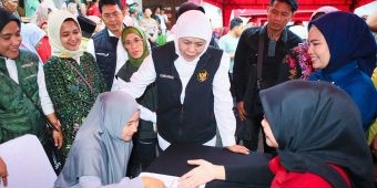 Perkuat Ekonomi Desa, Gubernur Khofifah Salurkan Bansos Rp7,7 Miliar di Pasuruan