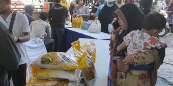 Warga Serbu Operasi Pasar Murah yang Digelar Disperindag Jember, Camat Patrang Beri Apresiasi