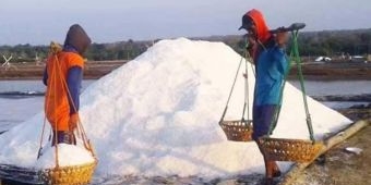 Menjelang Musim Kemarau Tiba, Petani Garam di Sumenep Cemas