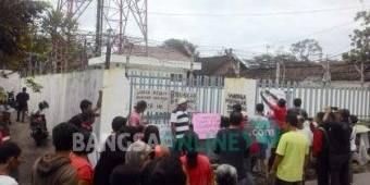 Warga Gurah Kediri Bergejolak, Minta Tower Telkomsel Dibongkar