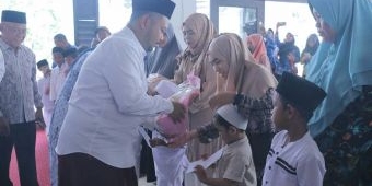 Bupati Gresik Serahkan Santunan kepada Anak Yatim dan Dhuafa