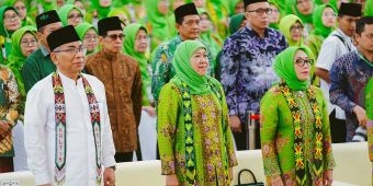 resmi-dilantik-sebagai-ketum-dewan-pembina-pp-muslimat-nu-khofifah-komitmen-tingkatkan-kualitas-sdm