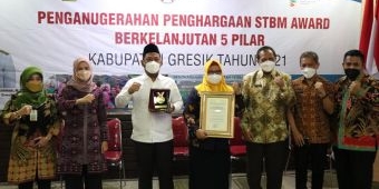 Bupati Gresik Terima Penghargaan STBM Award 2021