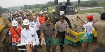 Tinjau Progres Pengerjaan, Pakde Karwo Pastikan Ruas Tol Joker Beroperasi Selama Mudik Lebaran